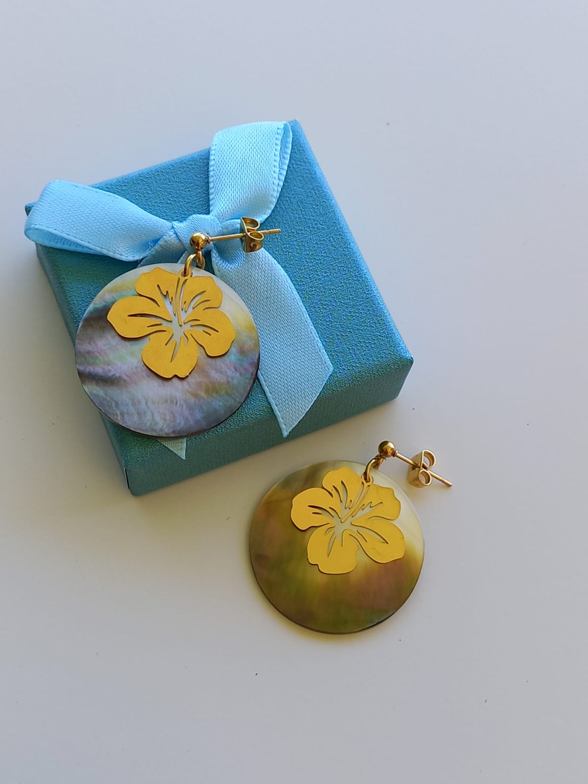 Boucles d’oreilles nacre et hibiscus doré – Huahine