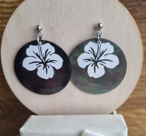 Boucles d’oreilles nacre et feuille d’hibiscus – Maupiti