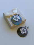 Boucles d’oreilles nacre et feuille d’hibiscus – Maupiti