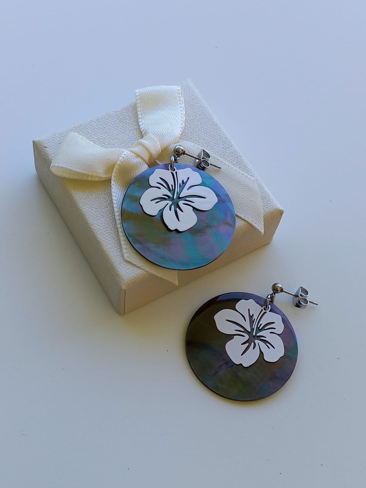Boucles d’oreilles nacre et feuille d’hibiscus – Maupiti