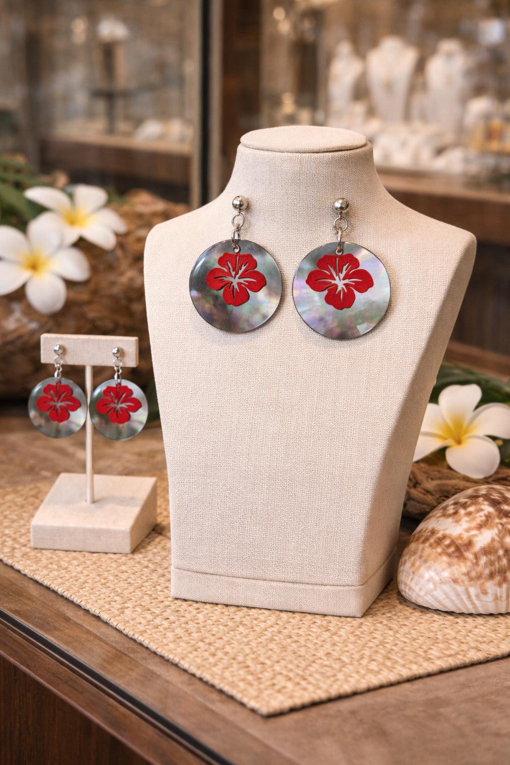 Boucles d’oreilles nacre et hibiscus rouge – Bora Bora