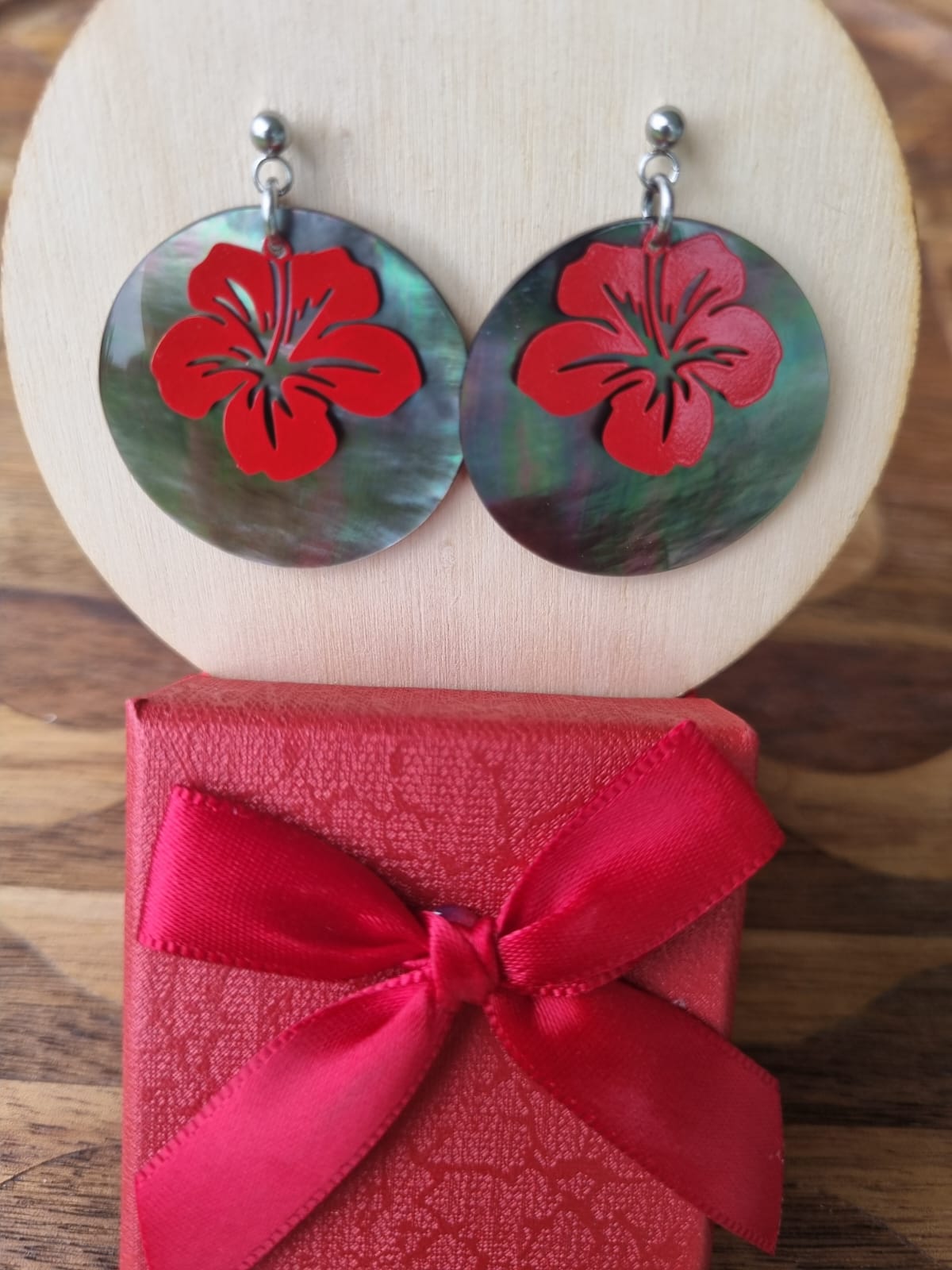 Boucles d’oreilles nacre et hibiscus rouge – Bora Bora