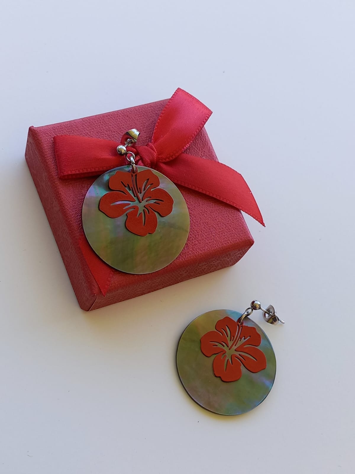 Boucles d’oreilles nacre et hibiscus rouge – Bora Bora