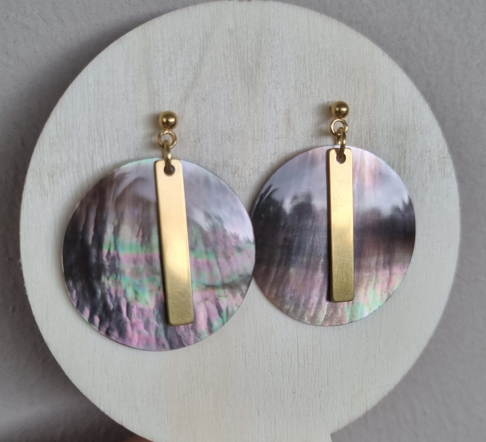 Boucles d’oreilles nacre et barre dorée – Moorea