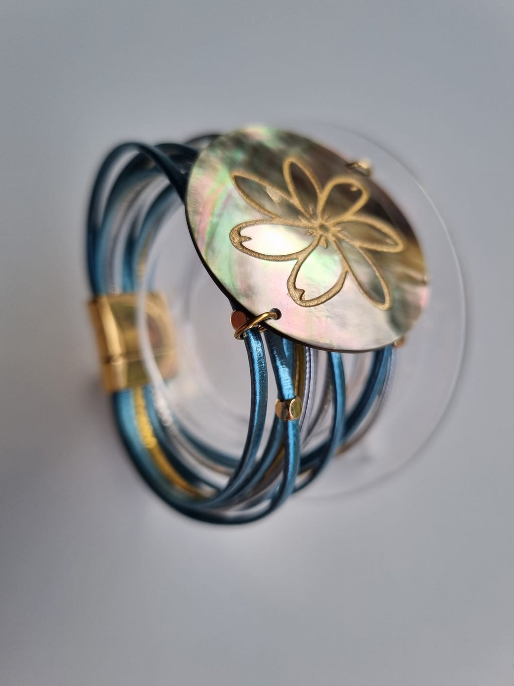 Bracelet manchette bleu et nacre gravée – Tiaré doré