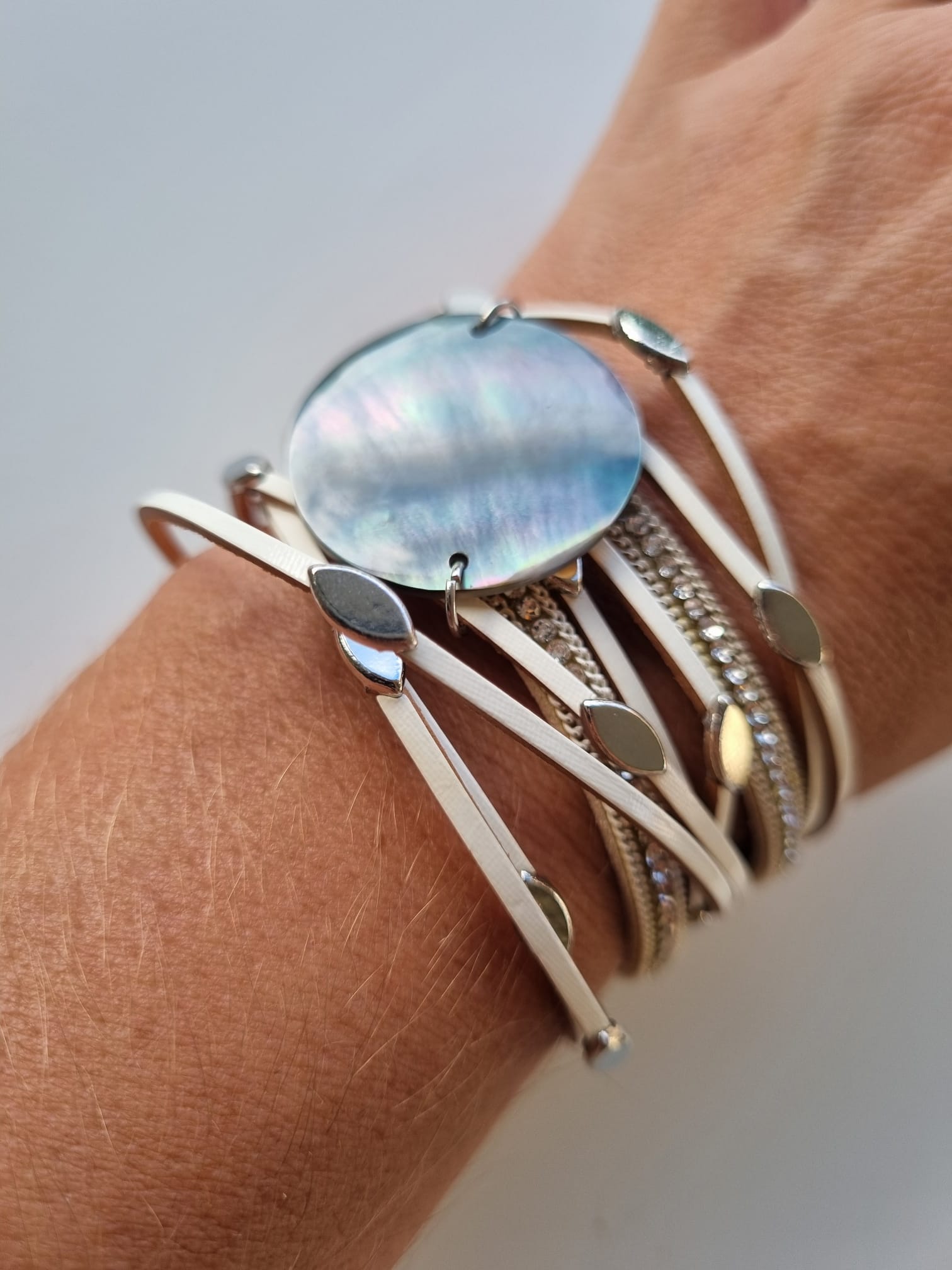 Bracelet manchette blanc et nacre – Éclat du lagon
