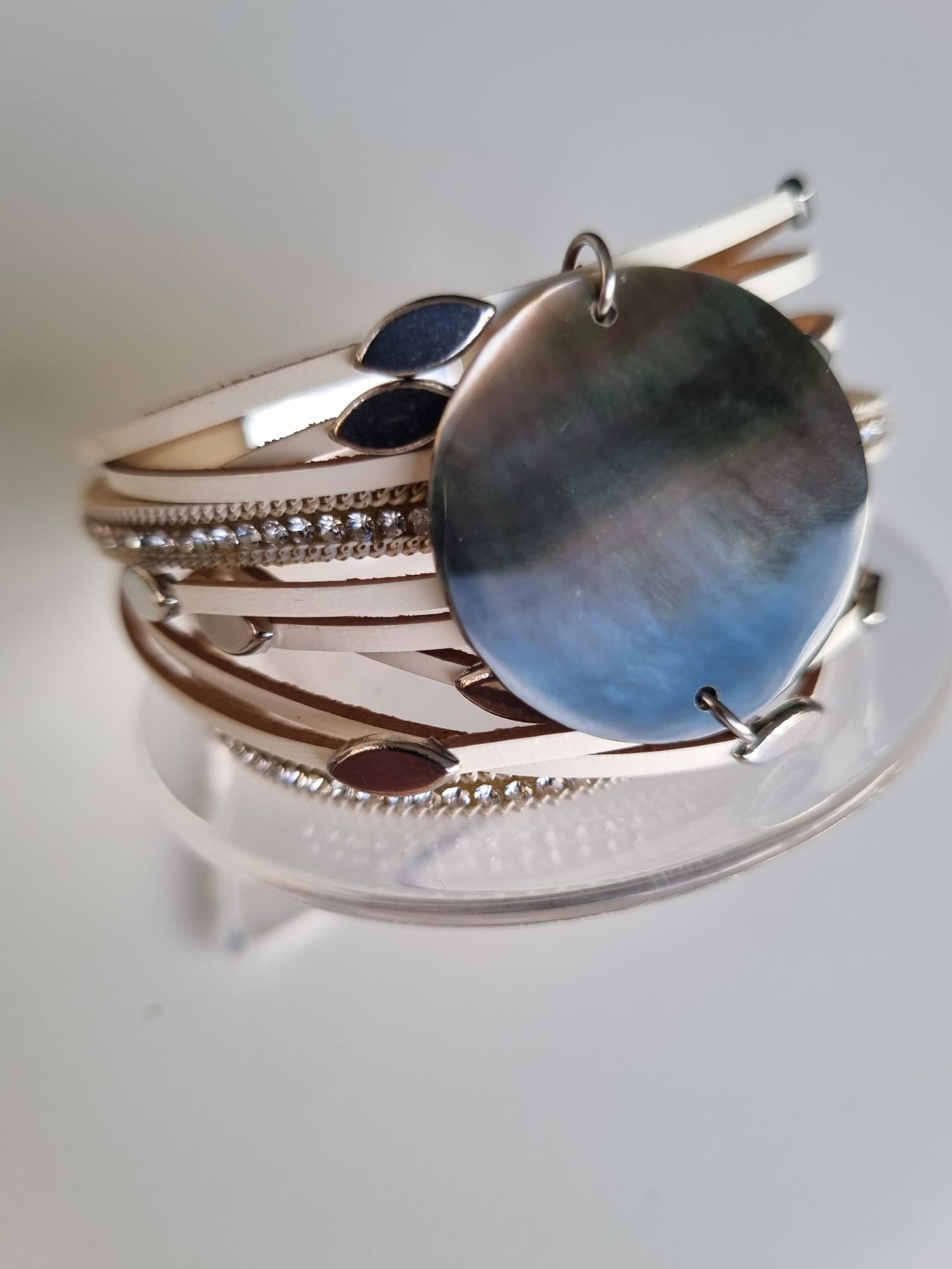 Bracelet manchette blanc et nacre – Éclat du lagon