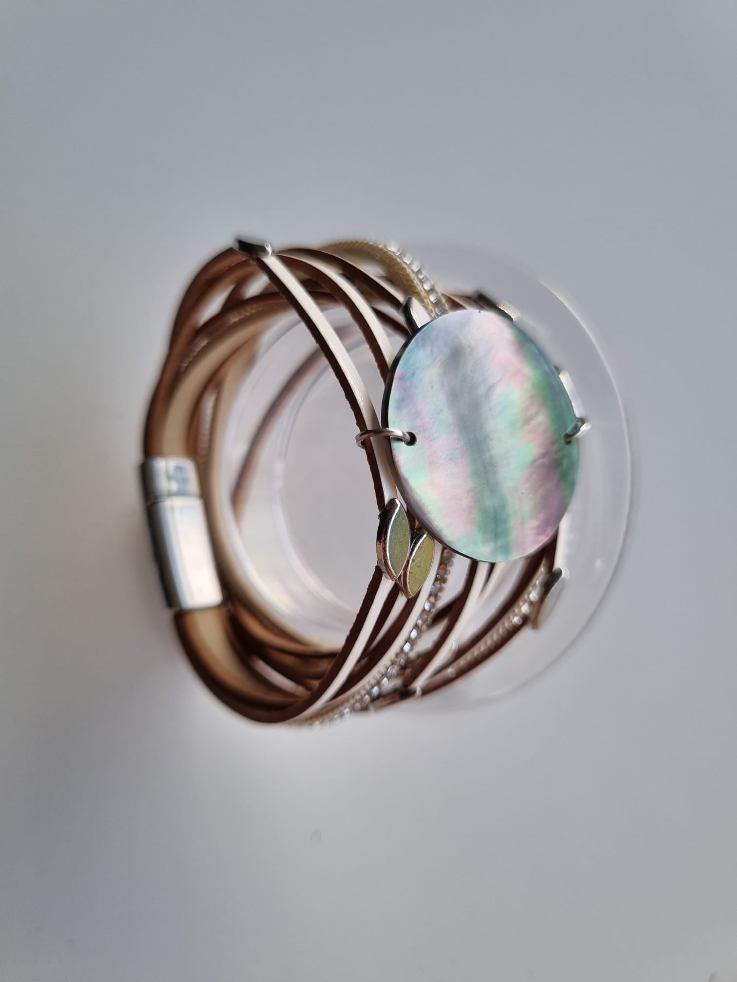 Bracelet manchette blanc et nacre – Éclat du lagon