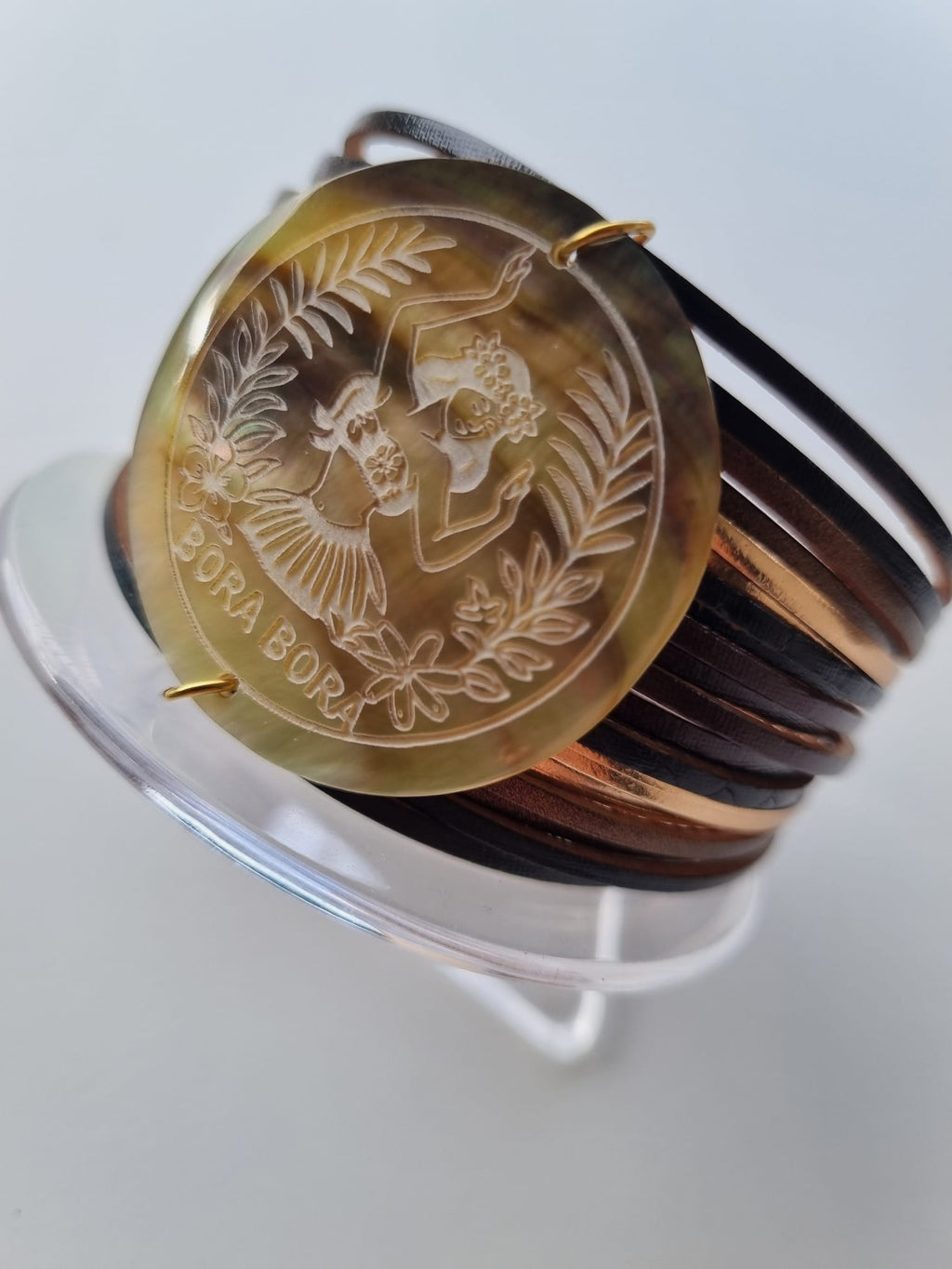 Bracelet manchette cuir et nacre gravée – Vahiné de Bora Bora