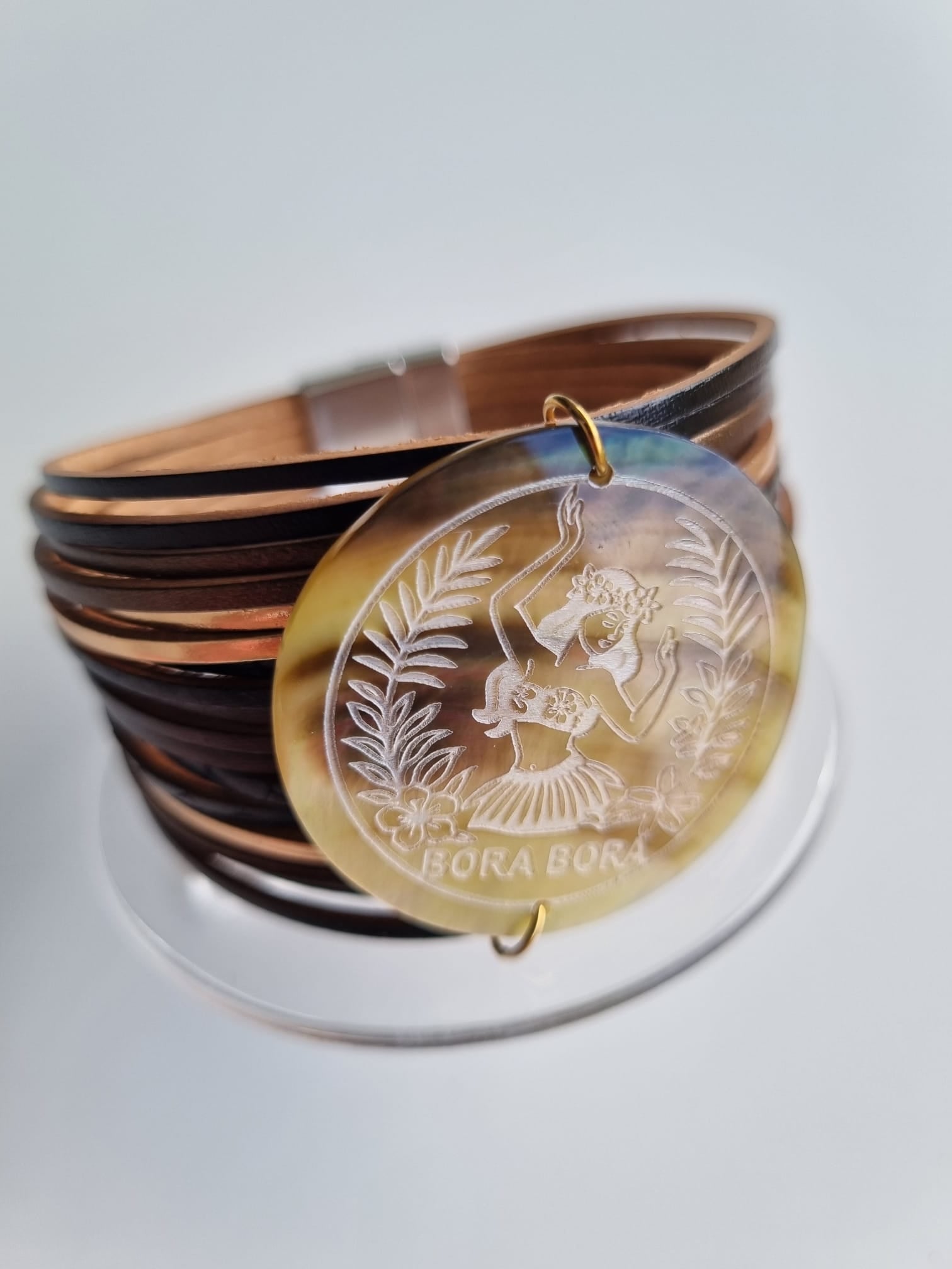 Bracelet manchette cuir et nacre gravée – Vahiné de Bora Bora