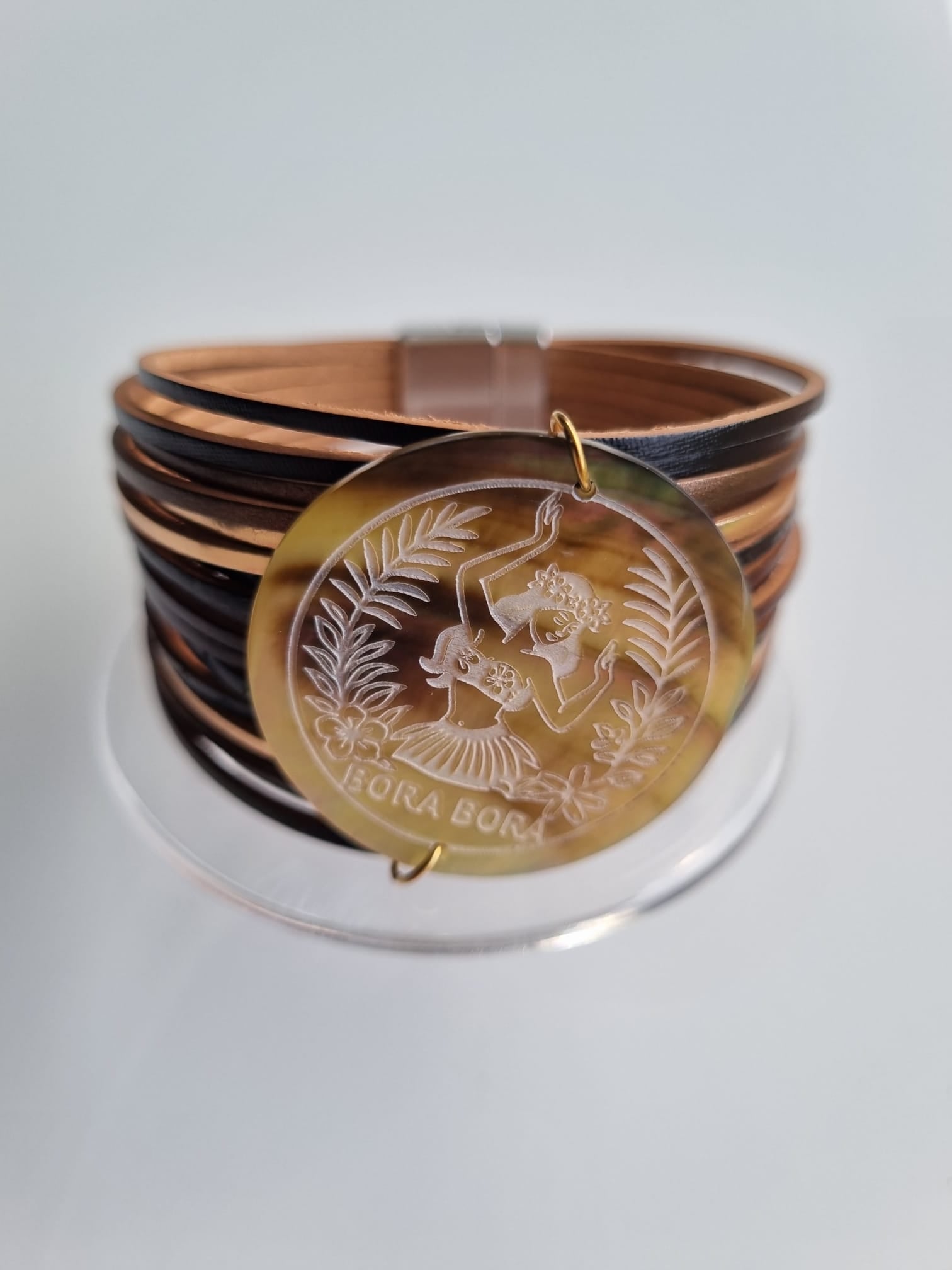 Bracelet manchette cuir et nacre gravée – Vahiné de Bora Bora