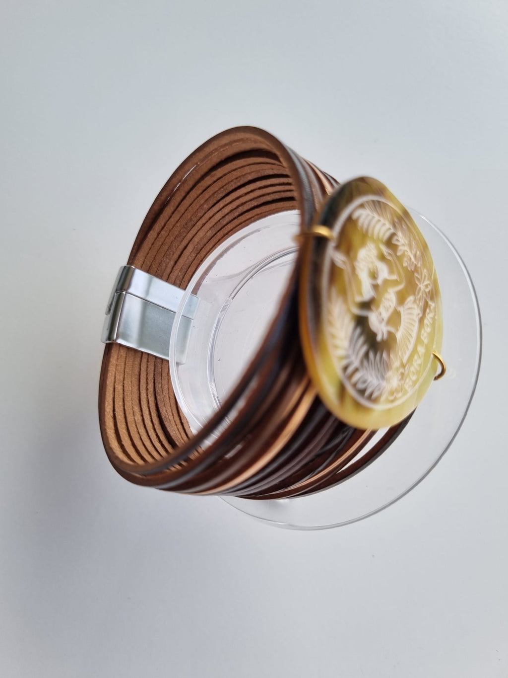 Bracelet manchette cuir et nacre gravée – Vahiné de Bora Bora