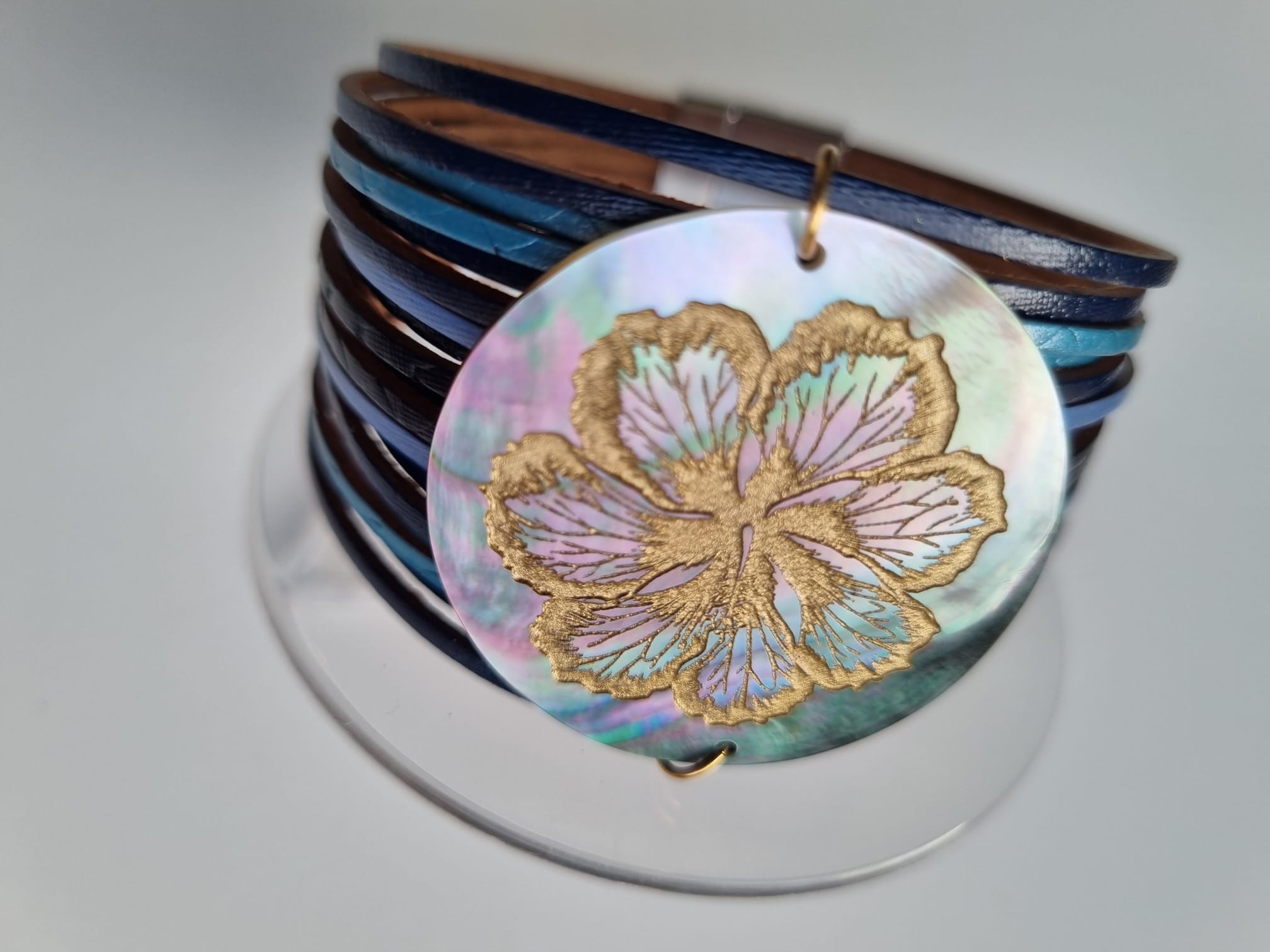 Bracelet manchette bleu et nacre gravée – Hibiscus