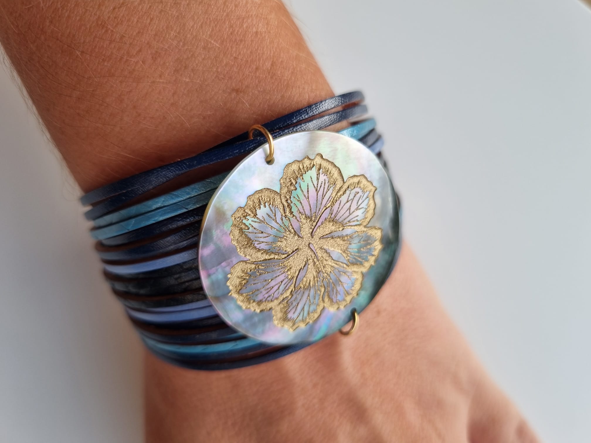 Bracelet manchette bleu et nacre gravée – Hibiscus