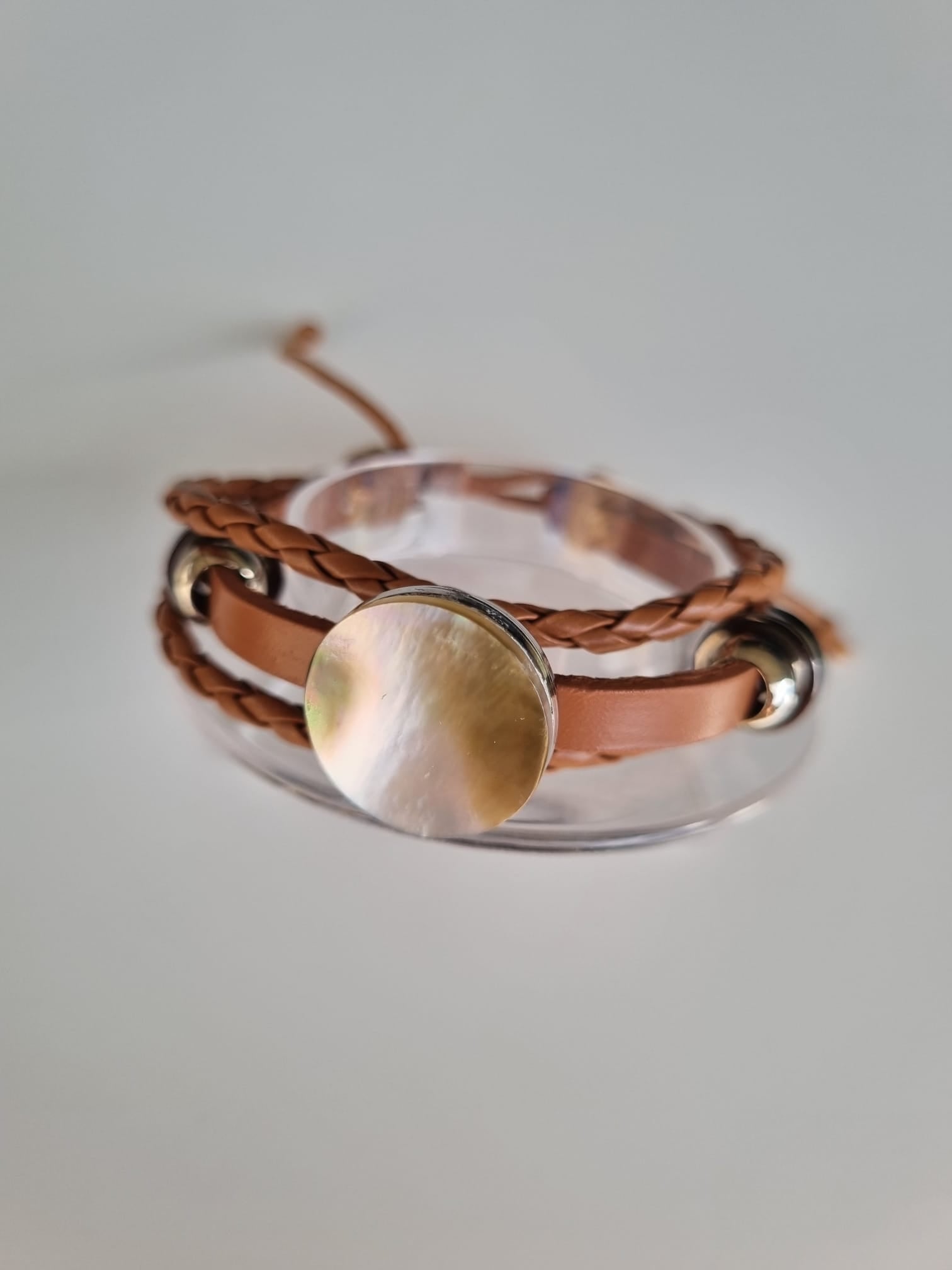 Bracelet cuir marron et nacre – Faa’a