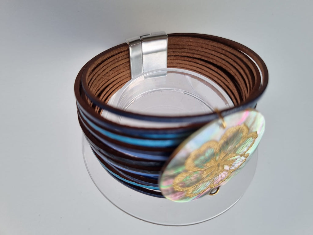 Bracelet manchette bleu et nacre gravée – Hibiscus