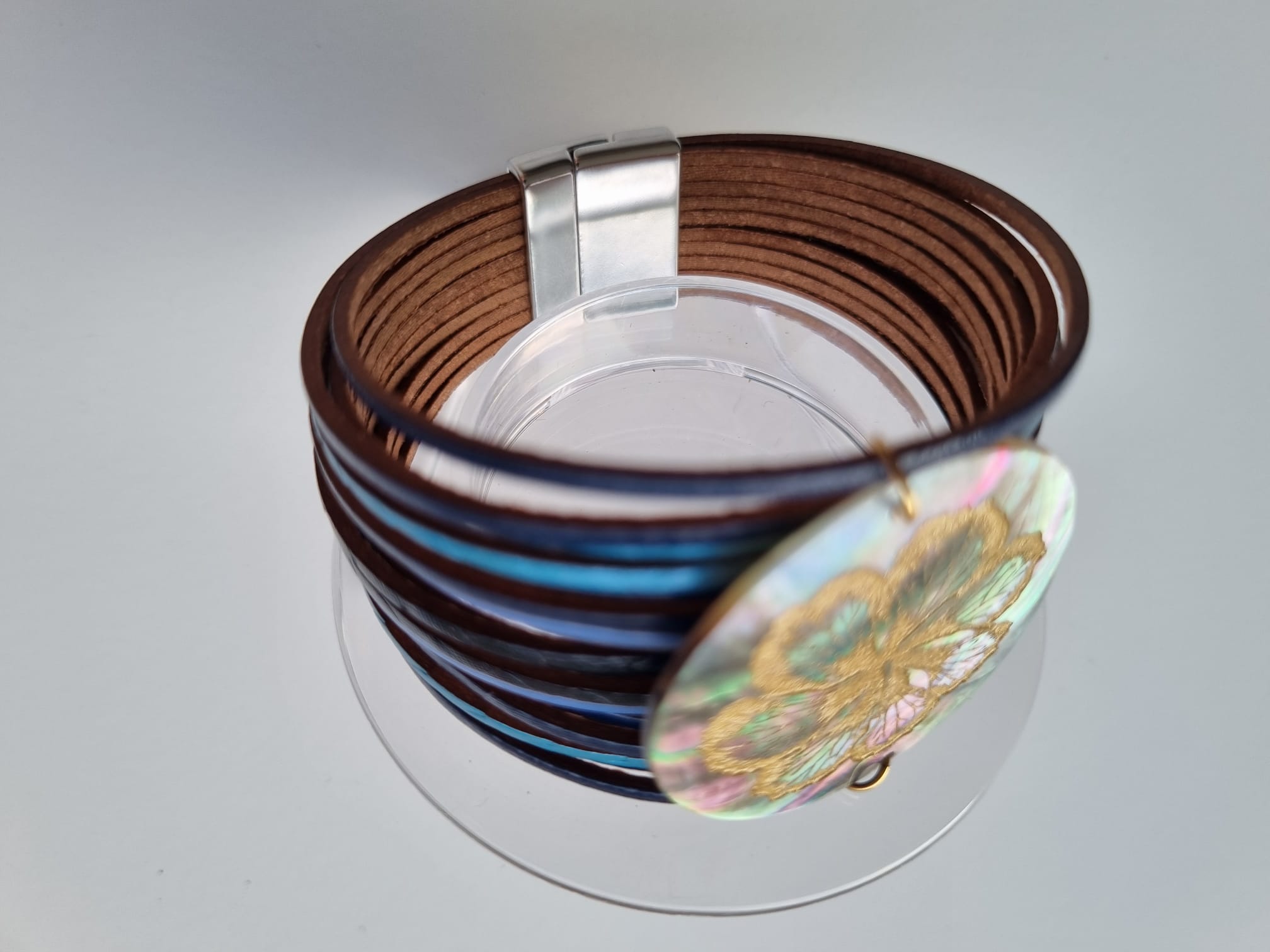 Bracelet manchette bleu et nacre gravée – Hibiscus