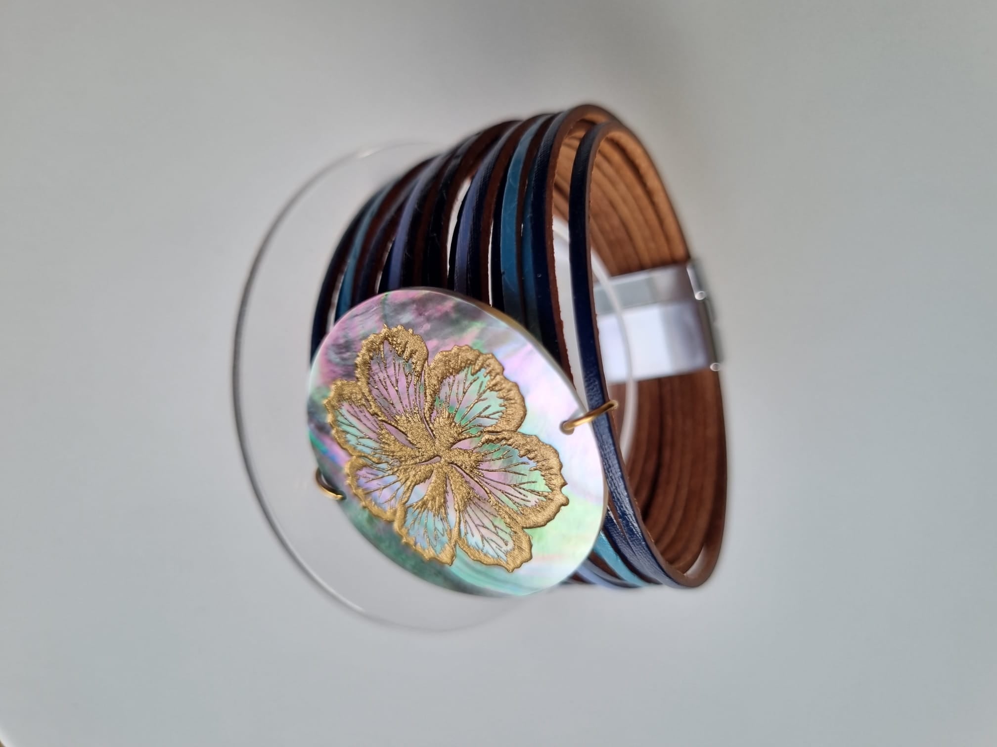 Bracelet manchette bleu et nacre gravée – Hibiscus