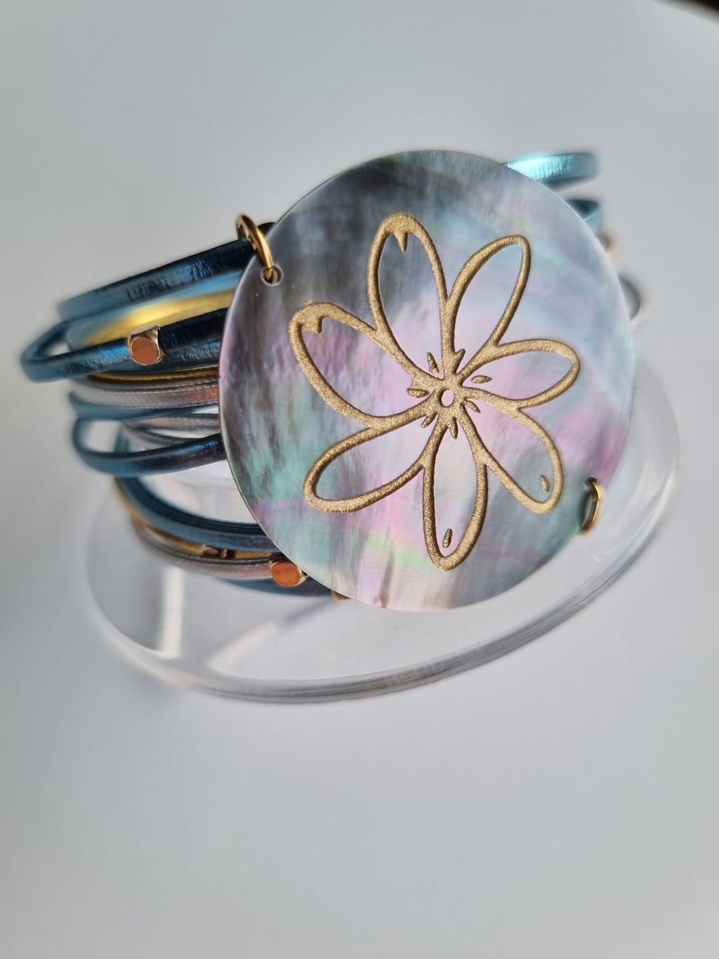 Bracelet manchette bleu et nacre gravée – Tiaré doré