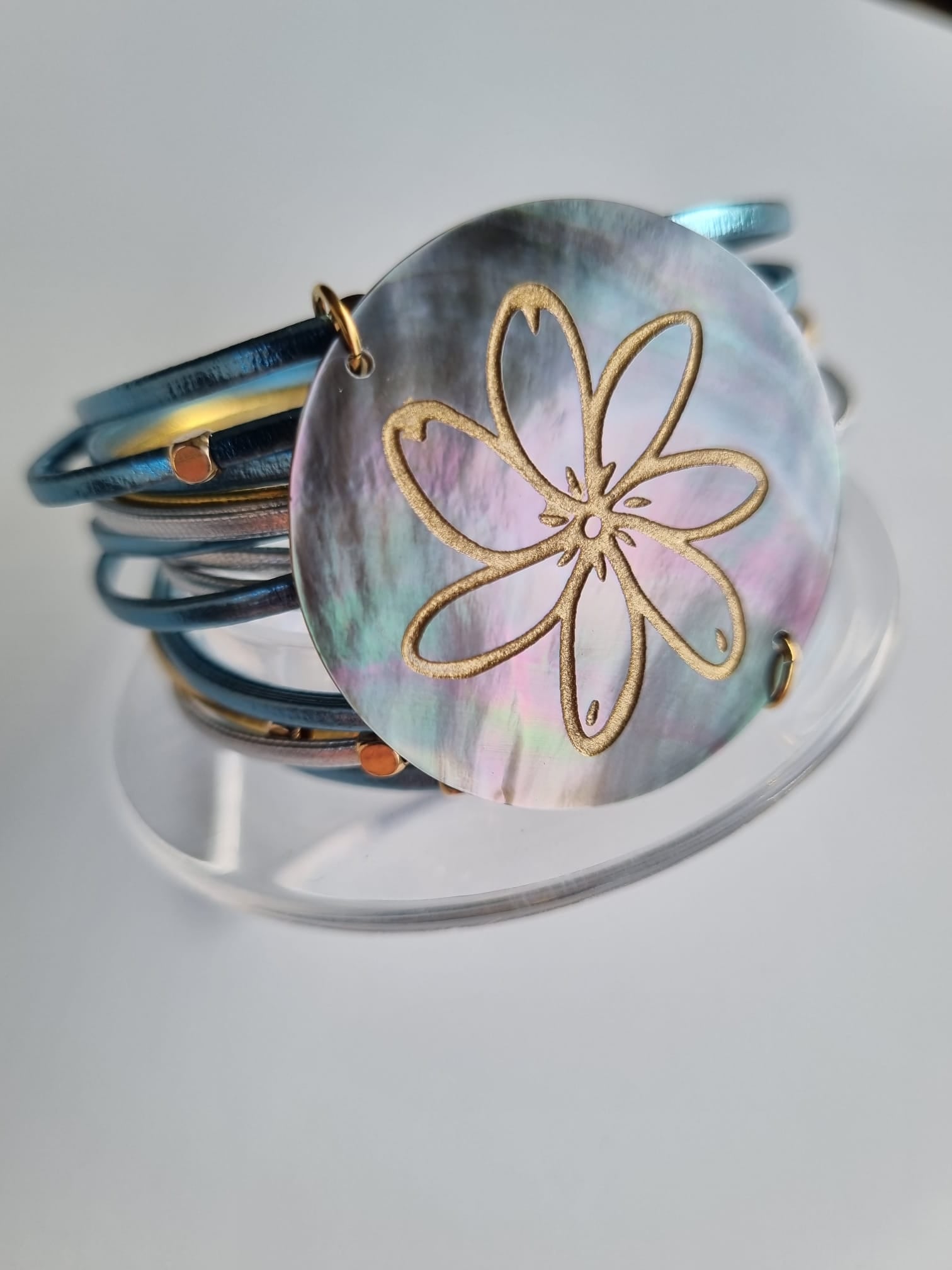 Bracelet manchette bleu et nacre gravée – Tiaré doré