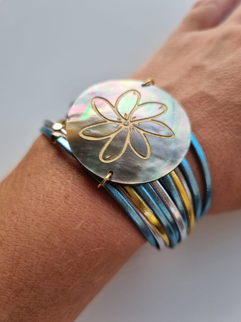 Bracelet manchette bleu et nacre gravée – Tiaré doré