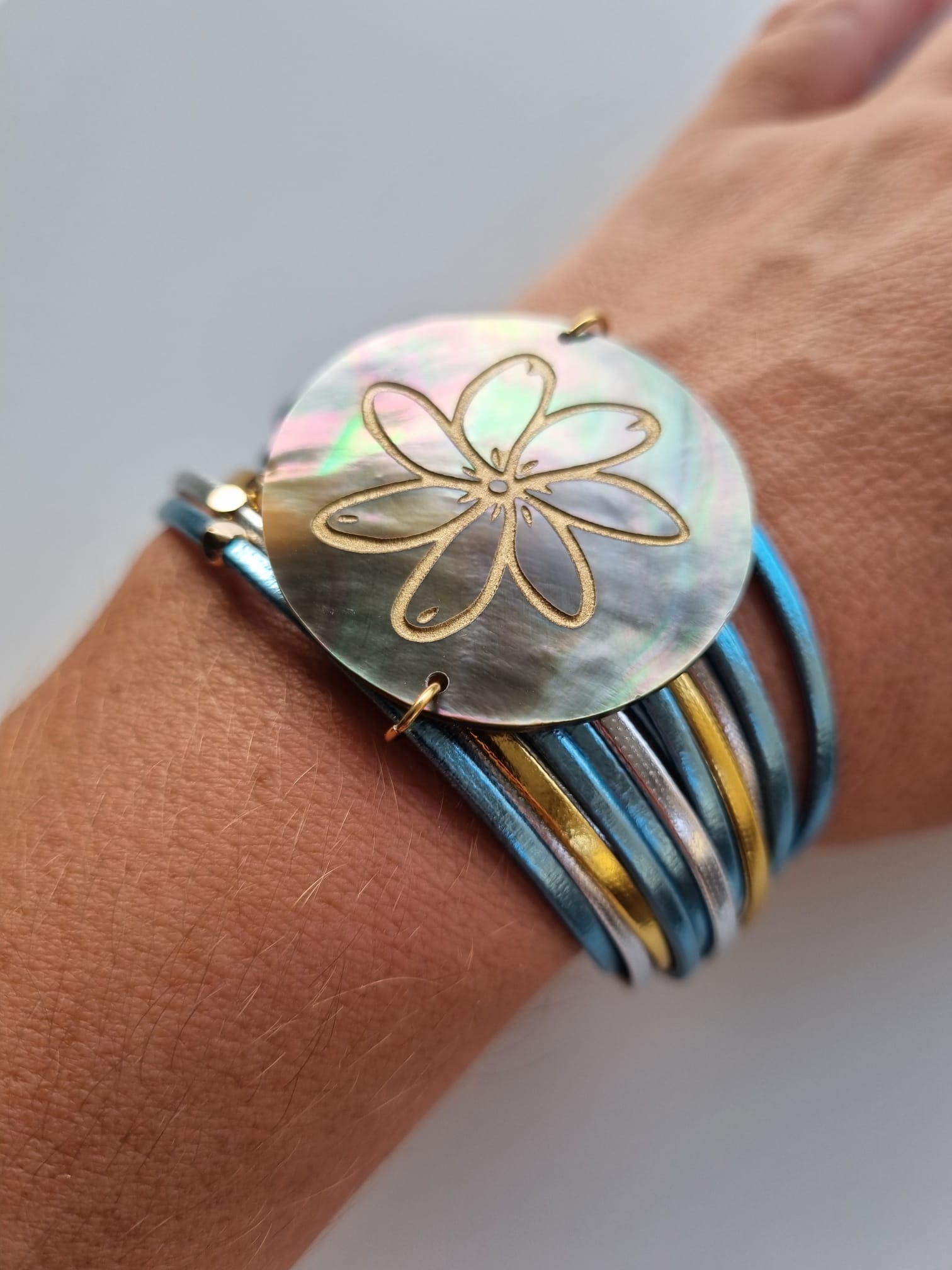 Bracelet manchette bleu et nacre gravée – Tiaré doré