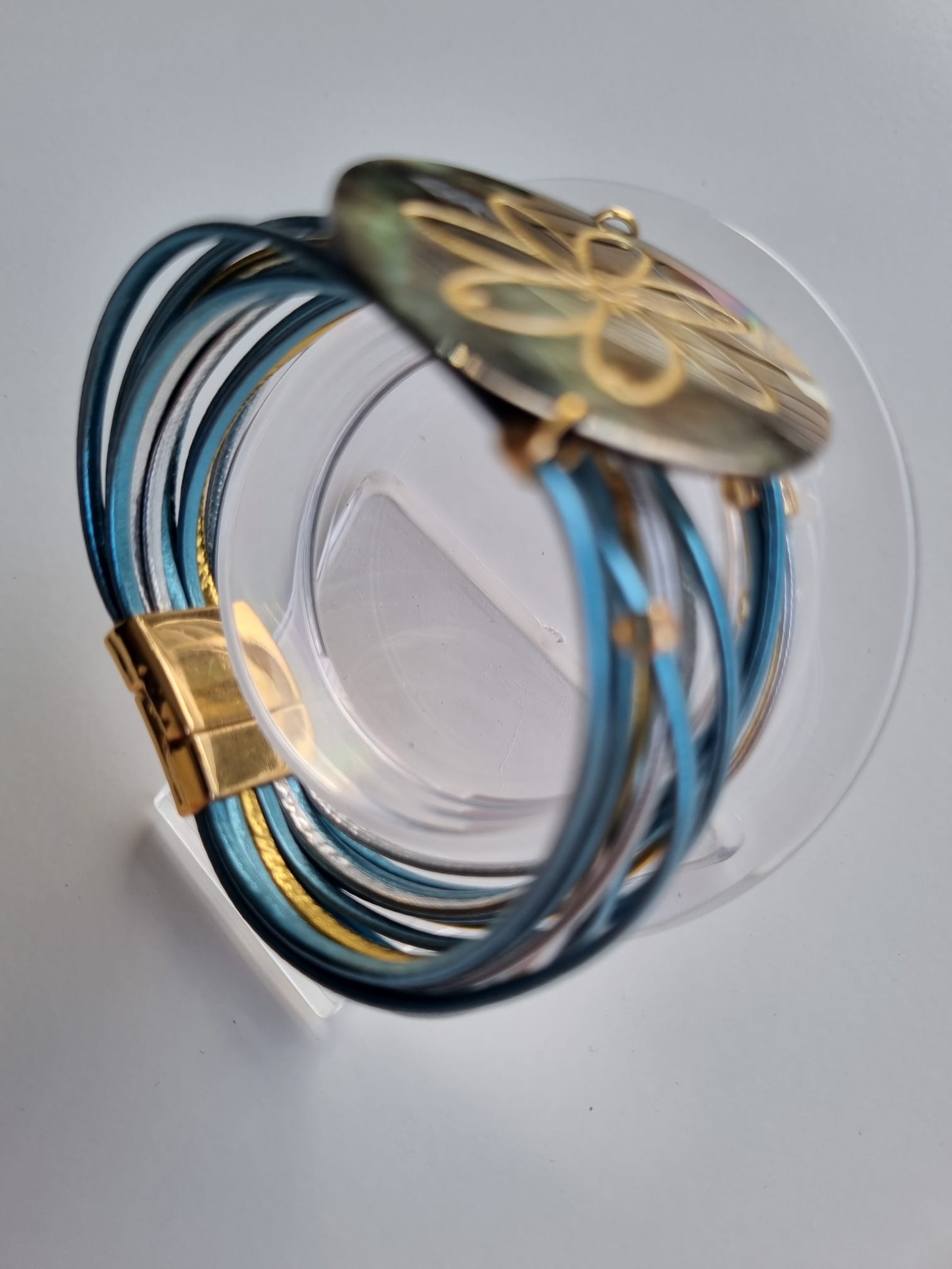 Bracelet manchette bleu et nacre gravée – Tiaré doré