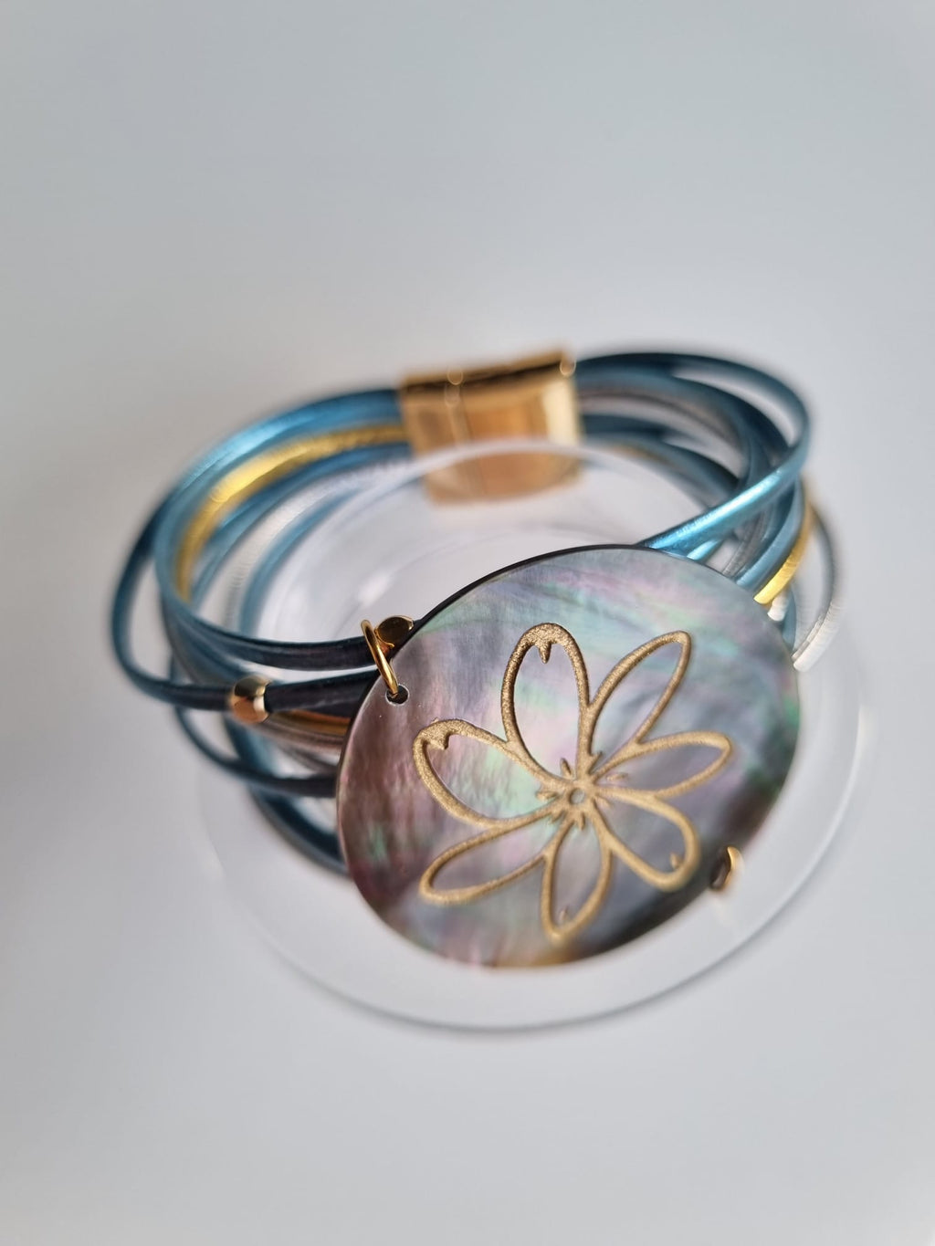 Bracelet manchette bleu et nacre gravée – Tiaré doré